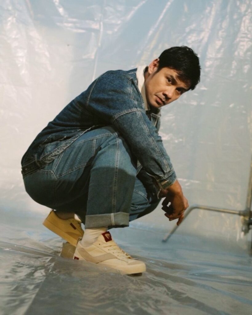 Chicco Jerikho mengenakan setelan denim dan Ventela warna krem, kolaborasi Leaving A Legacy