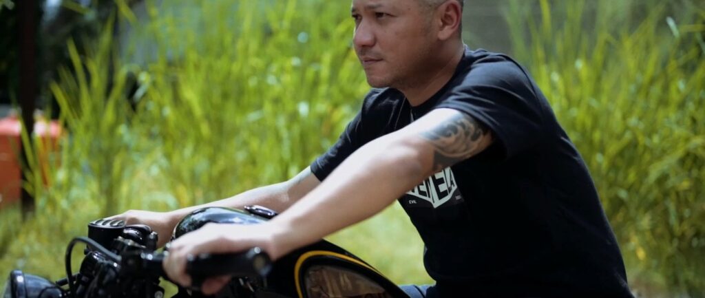 Gading Marten duduk di atas motor, kolaborasi Ventela All Is Well