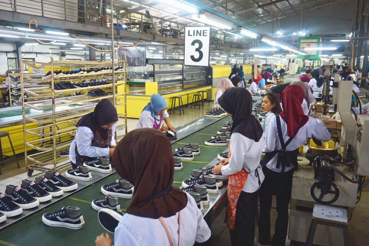 Lini assembling sepatu vulkanisir di pabrik PT Sinar Runnerindo