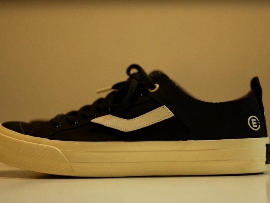 Sepatu Ventela All Is Well kanvas hitam dengan garis putih dan sol krem