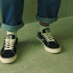 Sepatu Ventela x Jerome Polin navy dipakai dengan jeans digulung