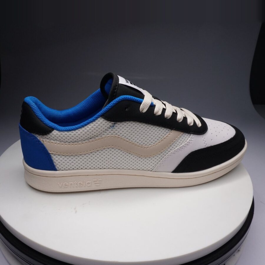 Tampak samping sepatu Ventela V-88 Low putih, hitam, dan biru dengan sol krem